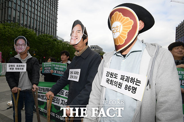 한국환경회의 회원들이 특별법을 발의한 허영 더불어민주당 의원과 김진태 강원도지사, 특별법 공동발의 의원 86명을 규탄하고 있다.