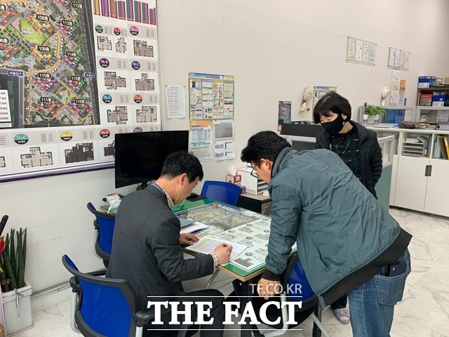 천안시 서북구청의 부동산중개업소 대상 불법 증개발행위 지도 단속 모습. / 천안시