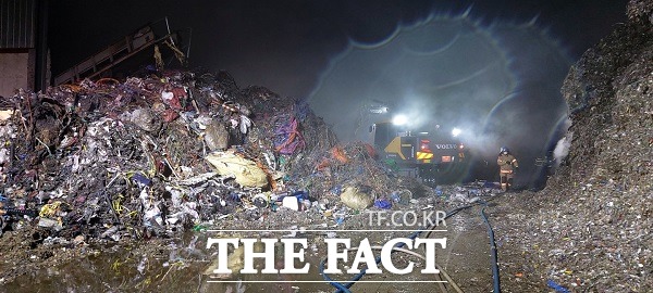 25일 오후 10시쯤 충북 청주시 서원구 남이면의 한 폐기물처리 공장에서 원인을 알 수 없는 불이 나 공장 2개동(984.83㎡)이 전소했다. /청주서부소방서.