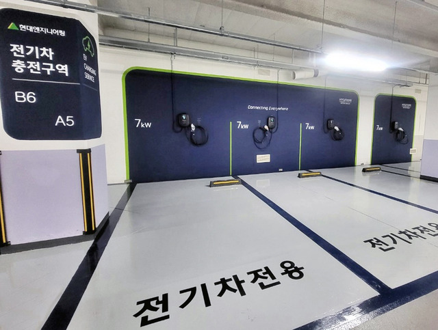 현대엔지니어링이 현대백화점에 전기차 인프라를 공급하기 위한 업무협약을 체결했다. 현대엔지니어링이 운영하고 있는 전기차 충전시설 모습. /현대엔지니어링