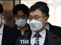  '대장동 수익 은닉' 김만배 공범 재판 병합…부부 함께 법정에