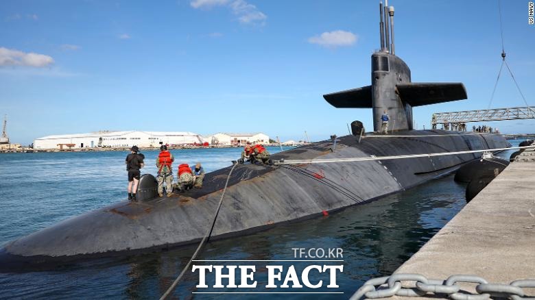 괌의 미해군 기지에 오하이오급 전략핵잠수함 네바다함이 정박해 있다. /CNN