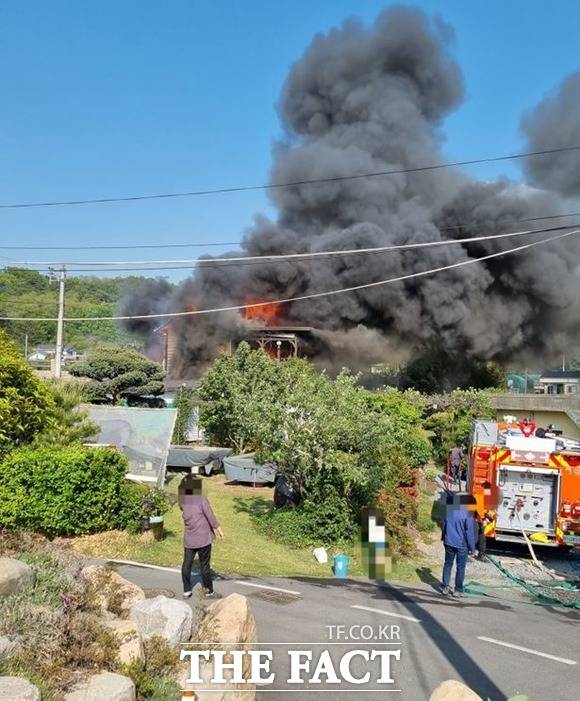 경주의 한 펜션에서 검은 연기가 치솟고 있다/경북소방본부