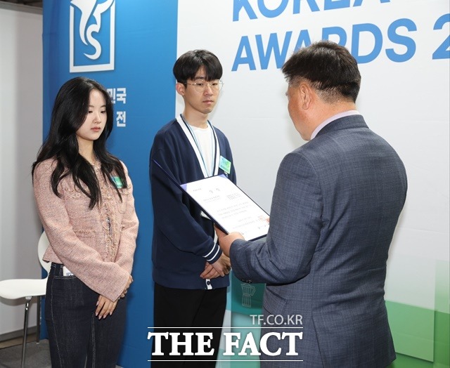 상명대 박지인(사진 왼쪽) 학생이 2023 대한민국 패키징대전에서 한국패키징단체총연합회장상을 수상했다. / 상명대