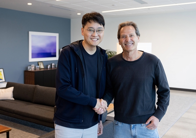 이승건 토스 대표(왼쪽)와 댄 슐먼 페이팔 회장이 25일(현지시각) 오전 페이팔 본사에서 미팅을 한 후 기념촬영을 하고 있다. /토스