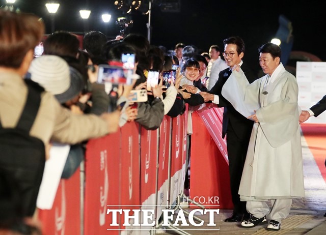 27일 오후 전북 전주시 한국소리문화의전당에서 제24회 전주국제영화제 개막식이 열린 가운데 우범기 조직위원장과 정준호 집행위원장이 레드카펫에서 기념촬영을 하고 있다. /전주국제영화제 조직위원