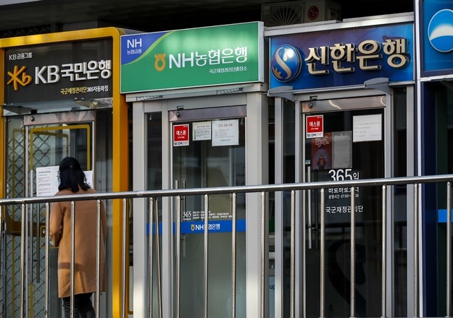 한국은행은 27일 발표한 2022년 지급결제보고서에서 QR코드 방식의 ATM 서비스 도입을 추진 중이라고 밝혔다. 사진은 기사 내용과 무관. /뉴시스