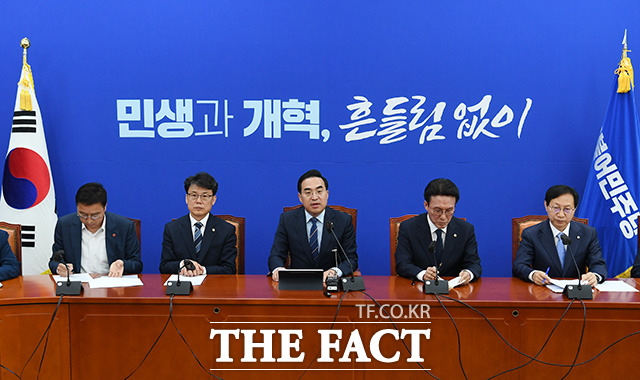 임기 마지막 정책조정회의 발언하는 박 원내대표(가운데).