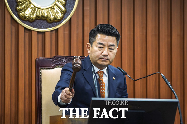 27일 열린 제242회 논산시의회 임시회에서 서원 의장이 의사봉을 두드리고 있다./논산=최웅 기자