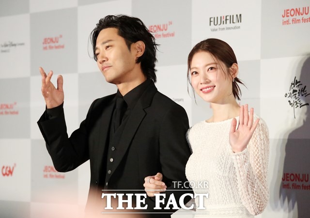 27일 오후 전북 전주시 덕진동 한국소리문화의전당에서 열린 제24회 전주국제영화제 개막식 레드카펫을 걷고 있는 사회자 진구와 공승연. /전주국제영화제 조직위원회