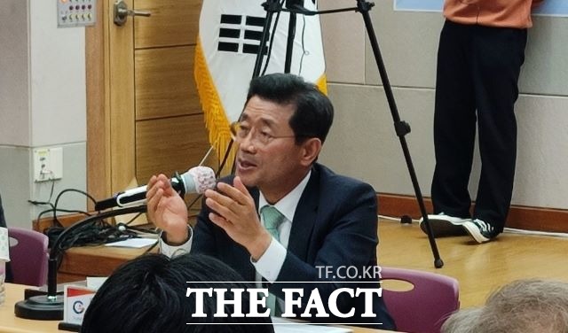 정인화 광양시장이 26일 태인동에서 개최된 시민과의 대화에서 태인동민들의 건의 내용에 대해 상세히 설명하고 있다. /유홍철 기자