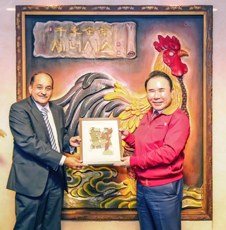 윤홍근(오른쪽) 제너시스BBQ 그룹 회장이 라젠드라 자그델 인도과학기술혁신원 원장으로부터 인도 현지에서 준비해온 기념품을 전달받고 있다. /제네시스BBQ