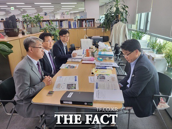 김진석 영동군 부군수는 28일 농림축산식품부를 찾아 이정삼 스마트농업정책과장과 안용덕 방역정책국장을 만나 영동군 스마트농업 육성 발전을 위한 주요 현안사업의 지원을 건의했다. /영동군.