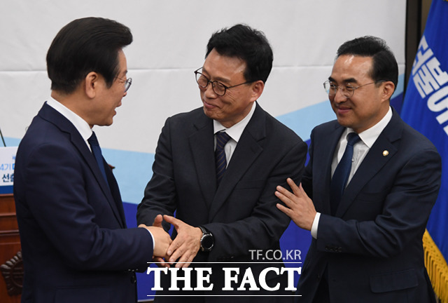 박광온 신임 원내대표(가운데)가 당선 확정 후 이재명 대표(왼쪽), 박홍근 전 원내대표의 축하를 받고 있다.