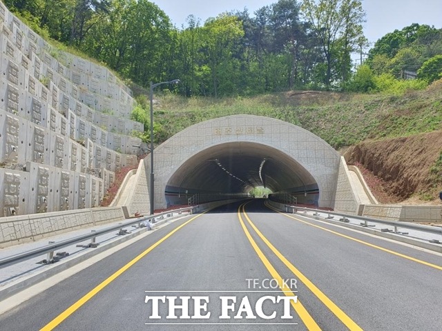 충남 천안시가 28일부터 유량~안서 도로를 부분 개통 했다 태조산 터널 모습. / 천안시