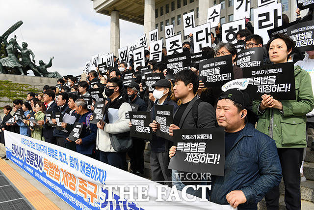 26일 오전 전세사기·깡통전세 특별법 제정 촉구 기자회견이 서울 여의도 국회 본청 앞 계단에서 열린 가운데 참가자들이 손피켓을 들어보이고 있다. /남용희 기자