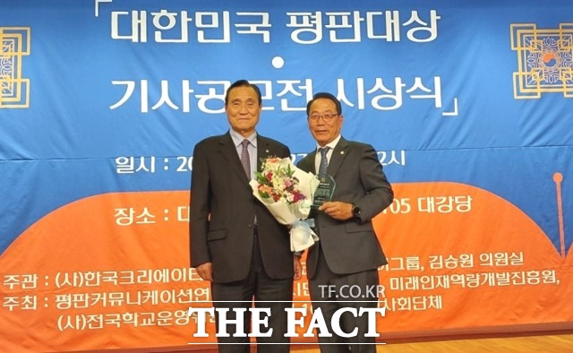 최재기 의원은 “오직 지역 주민을 위해 묵묵히 의정활동을 펼쳐왔는데 이렇게 큰 상을 받게 되어 매우 영광스럽게 생각한다”며 “지역 주민의 불편 사항을 최우선으로 해결할 수 있도록 활발한 의정활동을 이어 나가겠다”고 소감을 밝혔다. / 정읍시의회