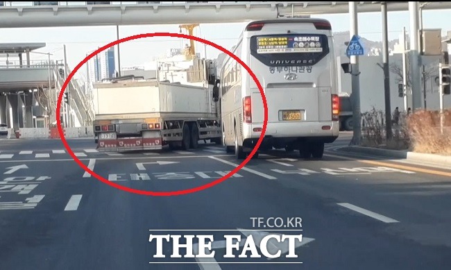 부산항에서 초간단 방사능 검사를 통과한 일본 활어차가 직진 차로에서 급하게 우회전을 하다 시외버스와 가까스로 충돌을 피했다./이민 기자
