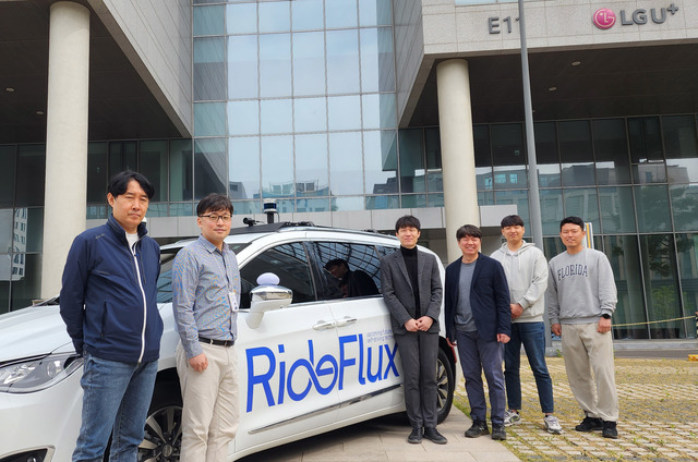 LG유플러스 미래모빌리티기술팀이 도로노면청소 자율주행 차량 플랫폼 기술 공동연구기관으로 참여하는 라이드플럭스의 자율주행 차량을 소개하고 있다. /LG유플러스