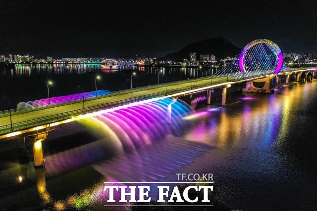 28일 춘천시는 춘천대교 분수를 오는 5월 1일부터 본격 운영한다고 밝혔다./춘천시