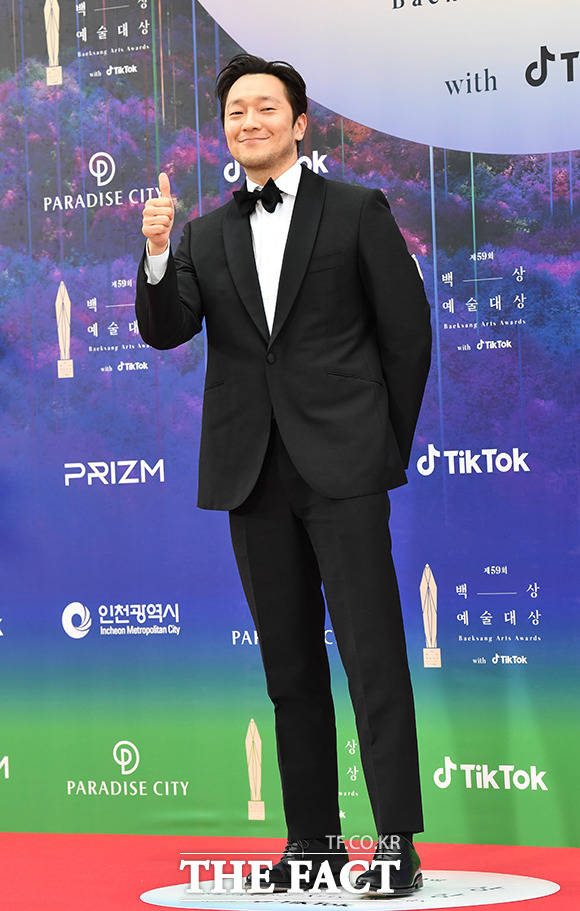 배우 손석구가 28일 오후 인천 중구 파라다이스시티에서 열린 제59회 백상예술대상에 참석해 레드카펫을 밟고 있다. /박헌우 기자