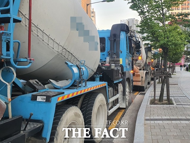 시멘트 공급 부족 사태가 당분간 지속될 수 있다는 전망이 나온다. 사진은 서울 시내 공사현장에서 레미콘 믹서트럭들이 현장 진입을 위해 대기 중인 모습. /권한일 기자