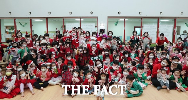 산타클로스 분장을 한 김진표 국회의장이 지난해 12월 21일 서울 여의도 국회어린이집을 방문해 아이들과 함께 기념촬영을 하고 있다. /뉴시스