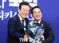  '임기 끝' 이재명 축하 꽃다발 받은 박홍근 [TF사진관]