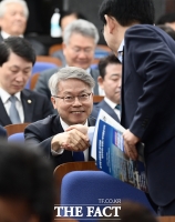  '꼼수탈당' 복당 후 의원들 인사 받는 민형배 [TF사진관]