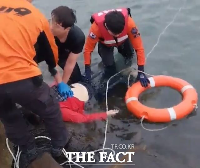 119구조대원들이 바다로 추락한 차량의 운전자를 상대로 인명 구조활동을 펴고 있다. /고흥소방서