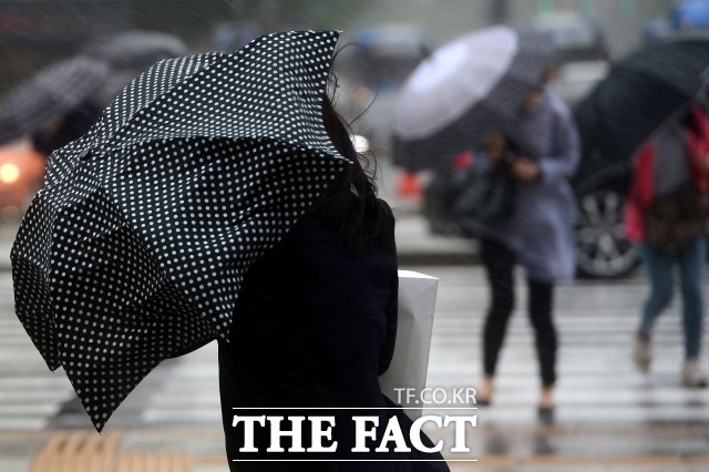 일요일인 오늘(30일)은 전국 대부분 지역에서 순간풍속 시속 55km의 바람이 불고 중부지방과 강원 영서 북부 등 일부 지역에는 비가 내릴 전망이다. / 남윤호 기자