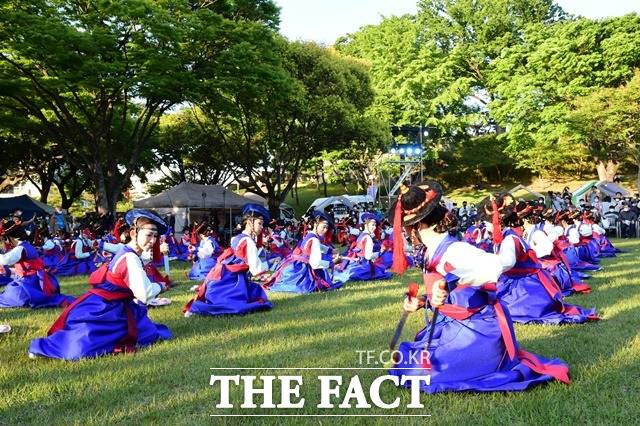 진주논개제 행사 장면(진주팔검무)./진주시