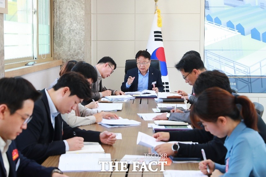 경북 울진군은 지난달 28일 정책홍보관 직원들과 법무TF팀이 참석해 4월 2차 정책회의를 개최했다./울진군