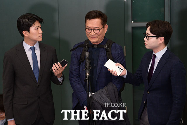 2021년 전당대회 돈 봉투 살포 의혹에 연루된 송영길 전 더불어민주당 대표가 지난달 24일 오후 프랑스 파리에서 인천국제공항으로 귀국해 질의응답을 하고 있다./남윤호 기자