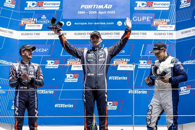 노버트 미첼리즈 BRC 현대 N 스쿼드라 코르세팀 선수(왼쪽에서 두 번째)와 미켈 아즈코나 선수(왼쪽에서 첫 번째)가 지난달 28~30일(현지시간) 열린 2023 TCR 월드 투어 포르투갈 대회에서 우승과 준우승을 차지하고 포디움에 올라서고 있다. /현대자동차