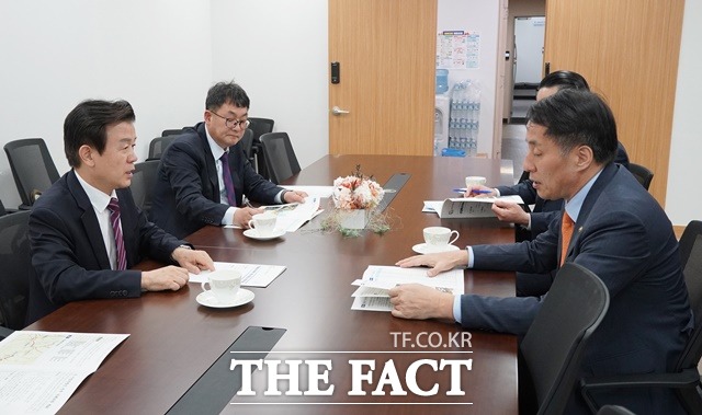 조규일 진주시장(왼쪽 첫번째)이 정부 기관 주요 인사들을 만나는 등 지역 현안 해결을 위한 광폭 행보를 이어가고 있다./진주시