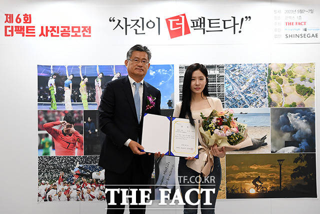 한국인터넷신문협회 특별상을 수상한 김택수 씨를 대신해 참석한 딸 다은 씨(오른쪽)가 이의춘 한국인터넷신문협회 협회장과 기념촬영을 하고 있다.