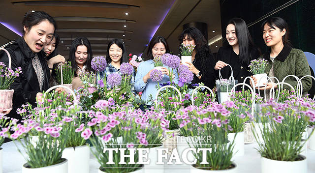 2일 오전 서울 강남구 코엑스에서 열린 블라썸 더 호프 2023 축제에서 관람객들이 꽃향기를 맡으며 미소를 짓고 있다. /이동률 기자