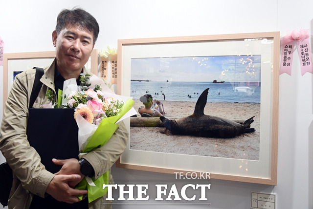 스마트폰 최우수상 수상자인 곽동선 씨가 작품과 함께 기념촬영하고 있다.