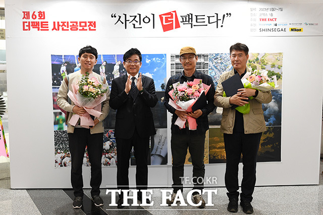 최우수상을 수상한 신규호, 곽동선, 표길영 씨(왼쪽부터)가 박순규 더팩트 편집국장(왼쪽 두번째)과 기념촬영을 하고 있다.