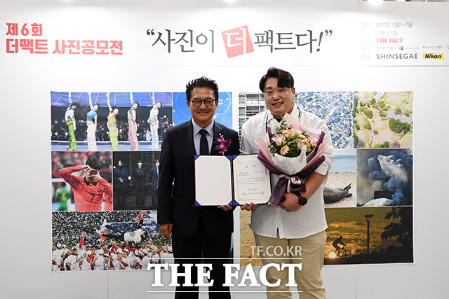 한국기자협회 특별상을 수상한 김기중 씨(오른쪽)와 김동훈 한국기자협회 회장이 기념촬영을 하고 있다.