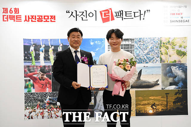 한국영상기자협회 특별상을 수상한 최원석 씨(오른쪽)가 나준영 한국영상기자협회 협회장과 기념촬영을 하고 있다.