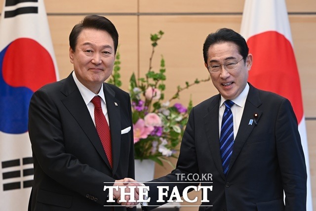 기시다 후미오 일본 총리가 오는 7~8일 한국을 방문하는 방향으로 조율 중인 사실은 1일(현지시간) 밝혔다고 교도통신이 보도했다. 지난 3월 16일 도쿄 총리 관저에서 열린 한일 정상 소인수회담에서 악수하는 윤석열 대통령과 기시다 총리. /대통령실 제공