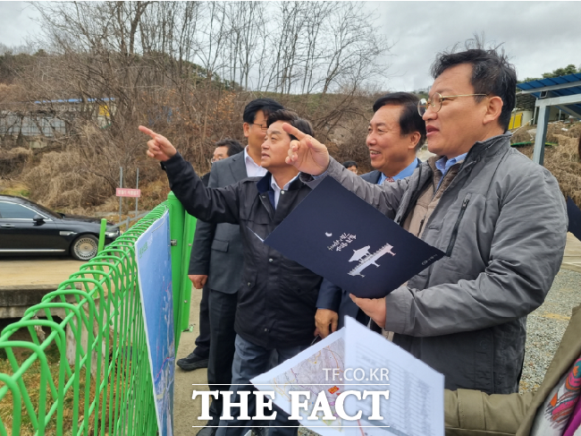 김형동 국회의원(사진 오른쪽)과 권기창 안동시장이 안동 바이오생명 국가산단 후보지 선정에 기뻐하며 현장을 둘러보고 있다/안동시