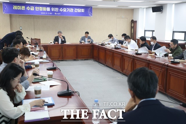 조달청은 2일 주요 관급공사 현장의 레미콘 수급 실태를 파악하고 대응방안을 논의하기 위해 수요기관 간담회를 개최했다. / 조달청