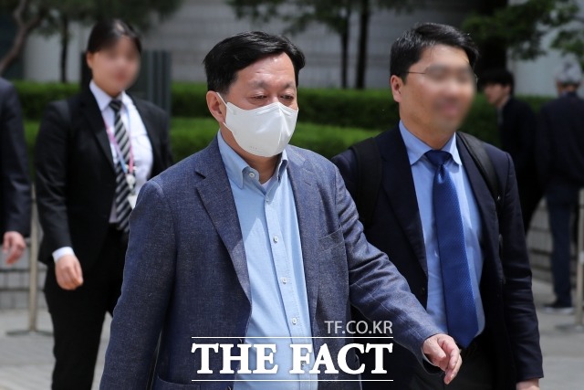 정진상 전 더불어민주당 대표실 정무조정실장의 보석 후 첫 재판이 증인으로 출석한 유동규 전 성남도시개발공사 기획본부장의 건강상 문제로 조기 종료됐다. 정 전 실장이 2일 서울 서초구 서울중앙지법에서 열린 특정범죄가중처벌법상 뇌물 등 혐의 7차 공판에 출석해 오전 재판을 마친 후 법정을 나서고 있다. /뉴시스