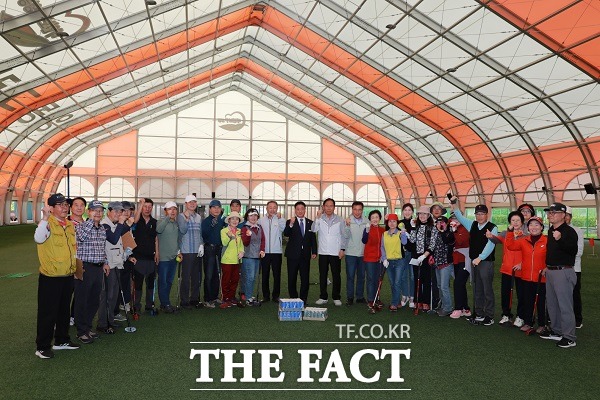 정영철 영동군수가 지난 2일부터 3일까지 이틀간 제62회 충북도민체육대회 출전을 앞두고 훈련 중인 선수단을 찾아 격려했다. /영동군