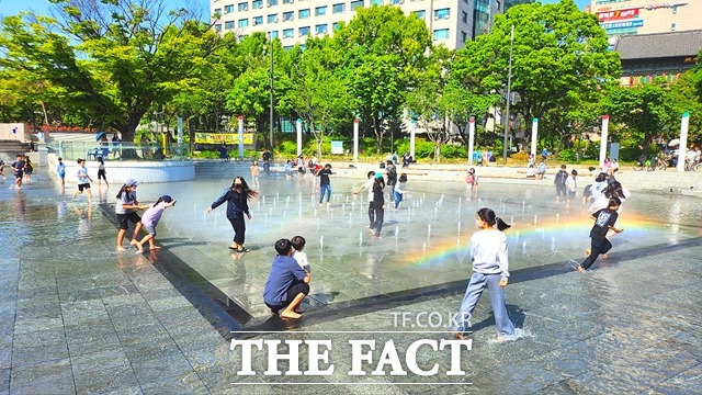 서울 양천구(구청장 이기재)는 목동 파리공원 바닥분수와 음악분수 등 주요 수경시설 12곳을 이달부터 9월까지 본격 가동한다. 이달부터 전격 개장 중인 목동 파리공원 바닥분수 전경. /양천구 제공