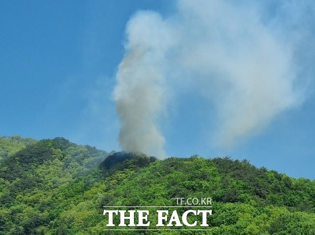 3일 산림당국은 이날 낮 12시 27분경 강원도 양구군 국토정중앙면 명곶리 산 1-1 일원에서 산불이 발생, 산불진화헬기 5대가 진화중이라고 밝혔다/ 산림청