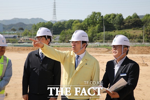 지난 1일 황규철 옥천군수가 화물자동자 공영차고지 조성사업 현장을 살펴보고 있다. /옥천군.